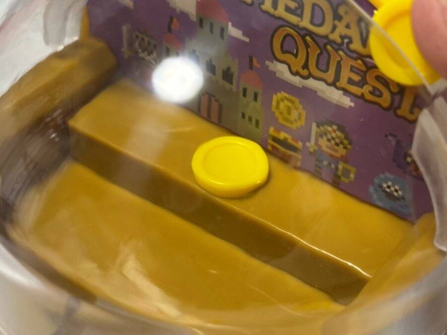 卓上でメダルゲームが遊べる！？カプセルトイ「LUCKYメダルゲーム」で遊んでみた