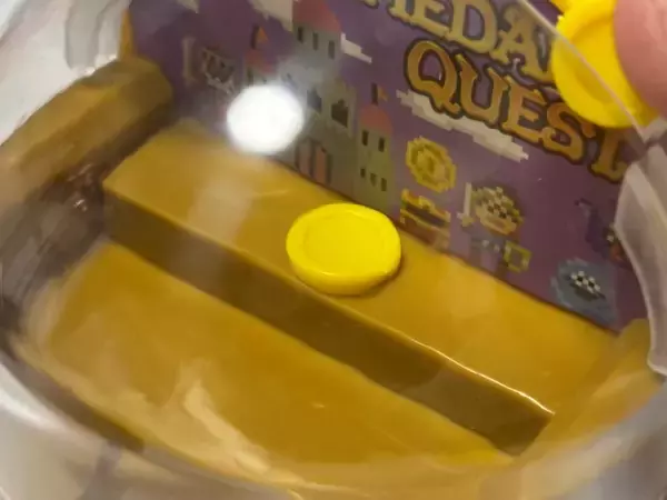 「卓上でメダルゲームが遊べる！？カプセルトイ「LUCKYメダルゲーム」で遊んでみた」の画像