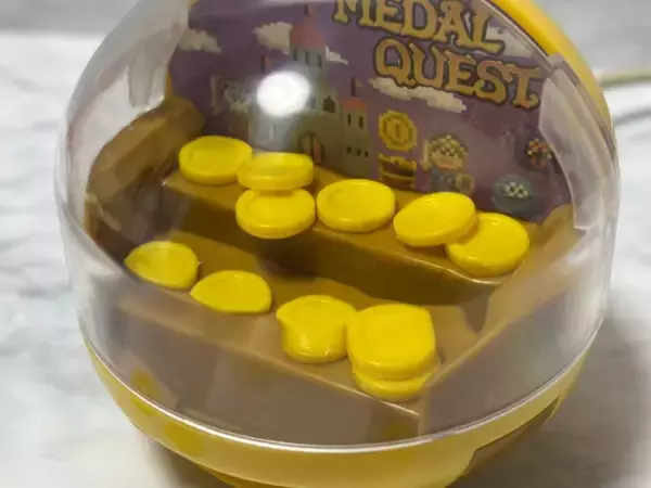 「卓上でメダルゲームが遊べる！？カプセルトイ「LUCKYメダルゲーム」で遊んでみた」の画像