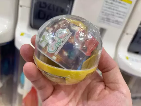 「卓上でメダルゲームが遊べる！？カプセルトイ「LUCKYメダルゲーム」で遊んでみた」の画像