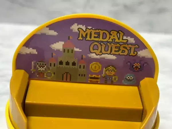 「卓上でメダルゲームが遊べる！？カプセルトイ「LUCKYメダルゲーム」で遊んでみた」の画像