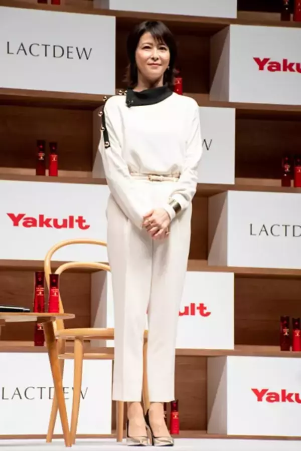 「CM出演の森高千里が登場　ヤクルトのスキンケア「ラクトデュウ」新商品発表会」の画像