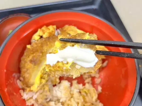 「かつ丼にクーリッシュをかけて召し上がれ！富士そばの期間限定メニューが想像以上だった」の画像