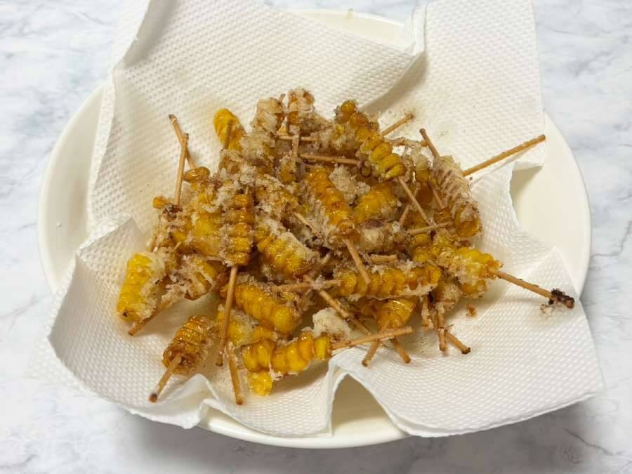海外でバズり中の「とうもろこし串」を作ってみた！これは……カリカリ食感に手が止まらない