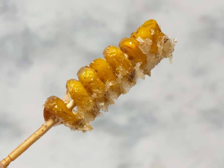 海外でバズり中の「とうもろこし串」を作ってみた！これは……カリカリ食感に手が止まらない