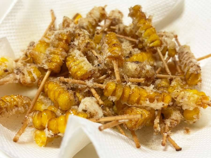 海外でバズり中の「とうもろこし串」を作ってみた！これは……カリカリ食感に手が止まらない