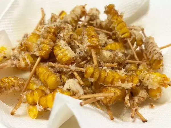 「海外でバズり中の「とうもろこし串」を作ってみた！これは……カリカリ食感に手が止まらない」の画像