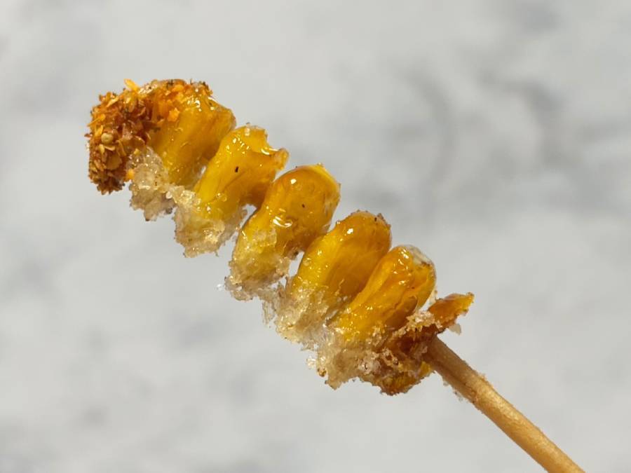 海外でバズり中の「とうもろこし串」を作ってみた！これは……カリカリ食感に手が止まらない