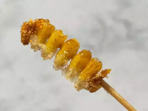 「海外でバズり中の「とうもろこし串」を作ってみた！これは……カリカリ食感に手が止まらない」の画像