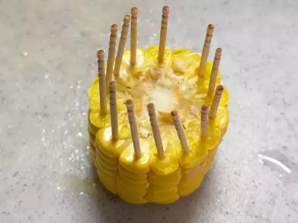 「海外でバズり中の「とうもろこし串」を作ってみた！これは……カリカリ食感に手が止まらない」の画像