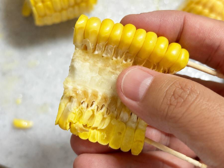 海外でバズり中の「とうもろこし串」を作ってみた！これは……カリカリ食感に手が止まらない