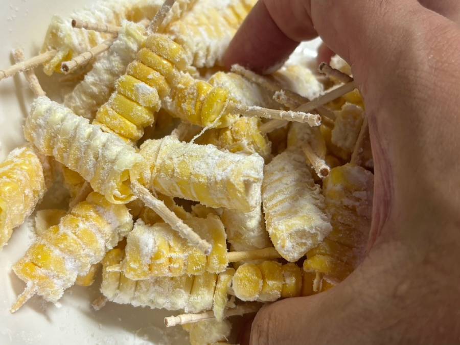 海外でバズり中の「とうもろこし串」を作ってみた！これは……カリカリ食感に手が止まらない