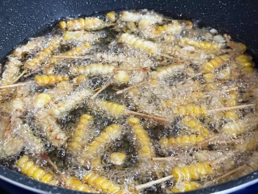 海外でバズり中の「とうもろこし串」を作ってみた！これは……カリカリ食感に手が止まらない