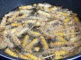 「海外でバズり中の「とうもろこし串」を作ってみた！これは……カリカリ食感に手が止まらない」の画像9