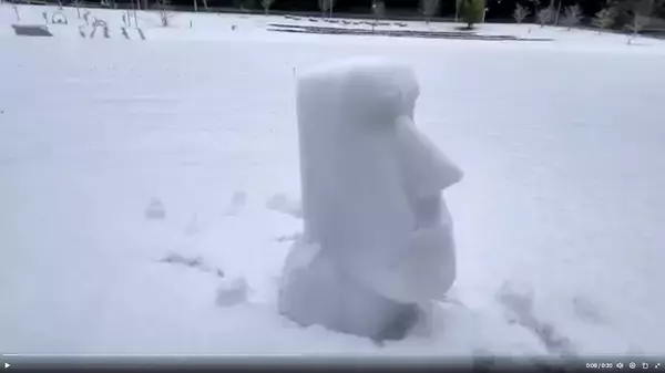 「今年の冬は庭をイースター島にしよう！雪遊び玩具「無限モアイ製造機」が楽しそう」の画像