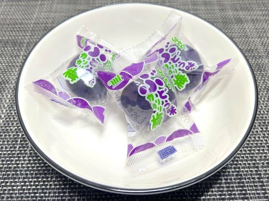 えっ、カリカリ梅のぶどう味……！？ついに発見した怪しすぎるお菓子を食べてみた