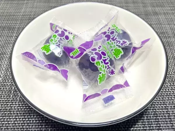 「えっ、カリカリ梅のぶどう味……！？ついに発見した怪しすぎるお菓子を食べてみた」の画像