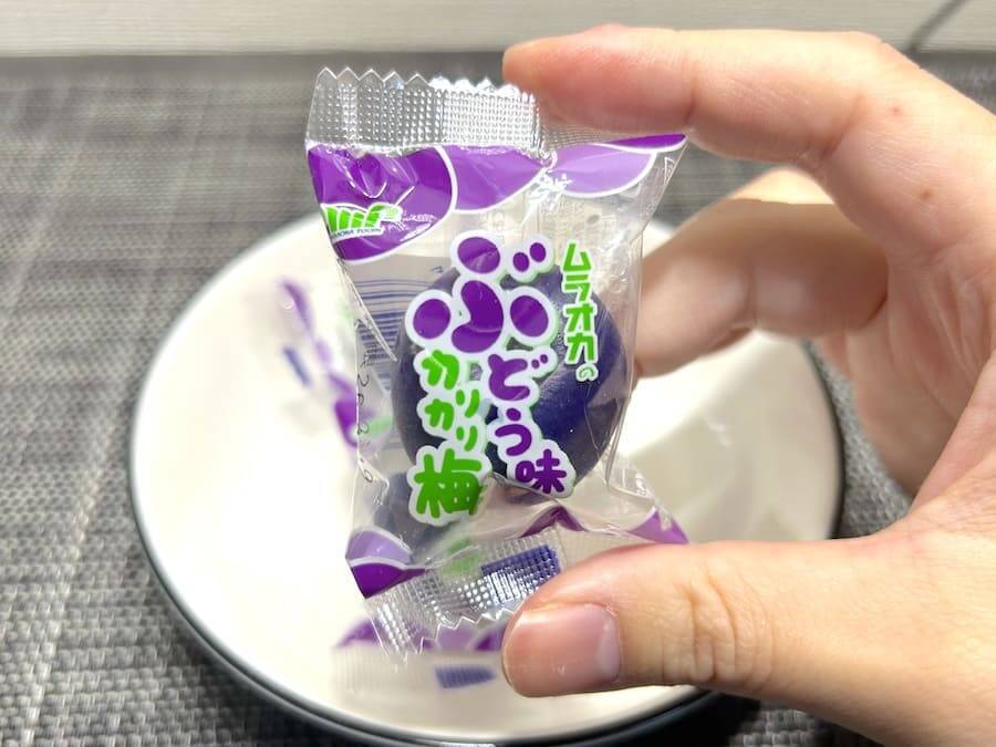 えっ、カリカリ梅のぶどう味……！？ついに発見した怪しすぎるお菓子を食べてみた