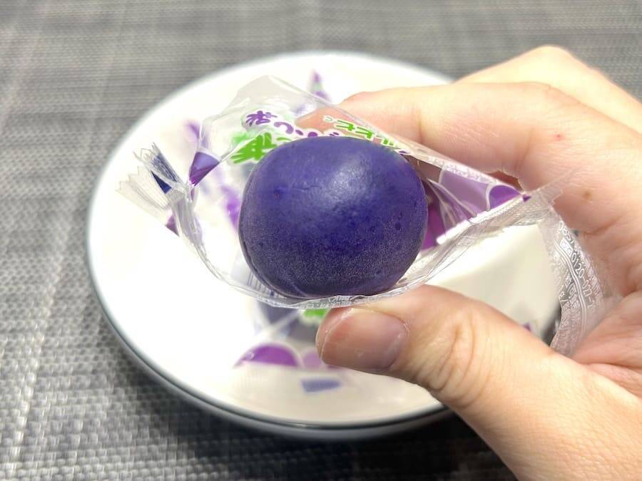えっ、カリカリ梅のぶどう味……！？ついに発見した怪しすぎるお菓子を食べてみた
