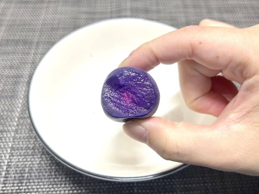 えっ、カリカリ梅のぶどう味……！？ついに発見した怪しすぎるお菓子を食べてみた