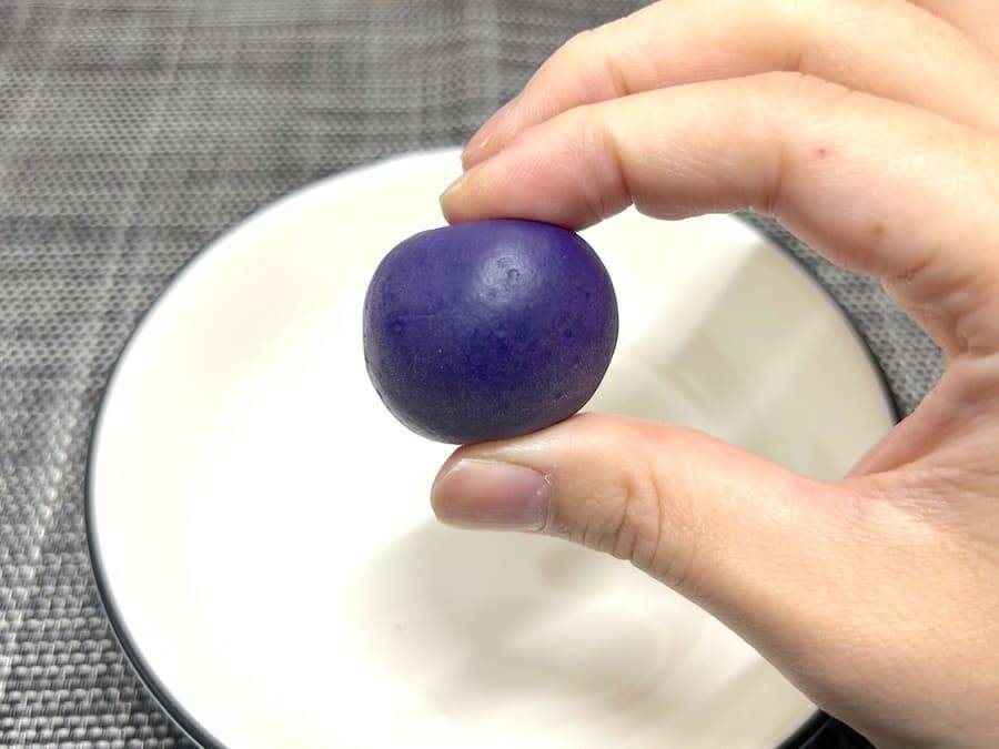 えっ、カリカリ梅のぶどう味……！？ついに発見した怪しすぎるお菓子を食べてみた