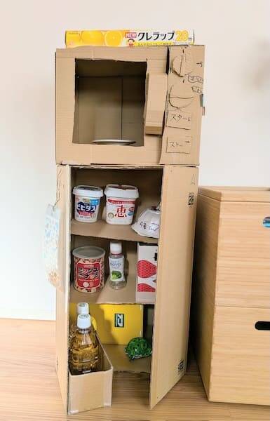 なんだこの生活感は……8歳の娘が作った「ダンボール冷蔵庫」がかなり本格的