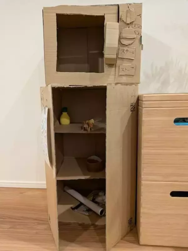 「なんだこの生活感は……8歳の娘が作った「ダンボール冷蔵庫」がかなり本格的」の画像