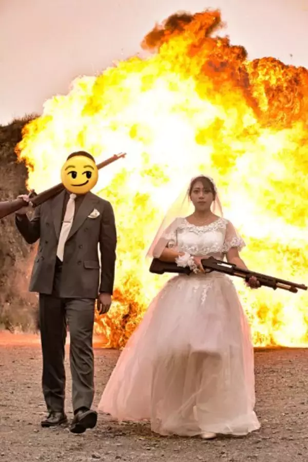 「サムシングフォーってそういう……偶然にもモデルガンが揃ってしまった奇跡のウェディングフォト」の画像