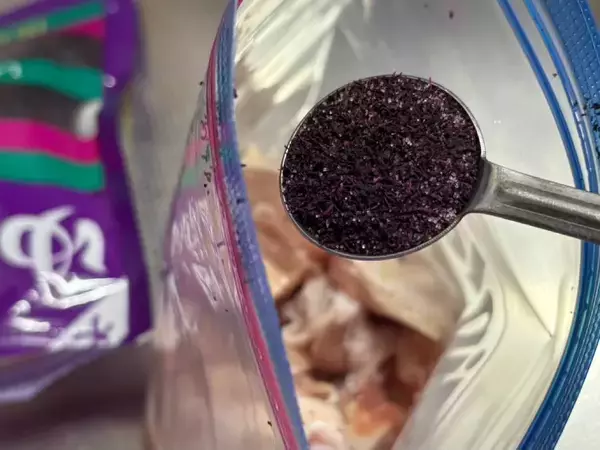 「味付けはゆかりだけ！斬新発想の「ゆかりだけ唐揚げ」作ってみた」の画像