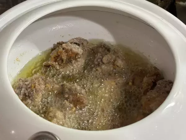 「味付けはゆかりだけ！斬新発想の「ゆかりだけ唐揚げ」作ってみた」の画像