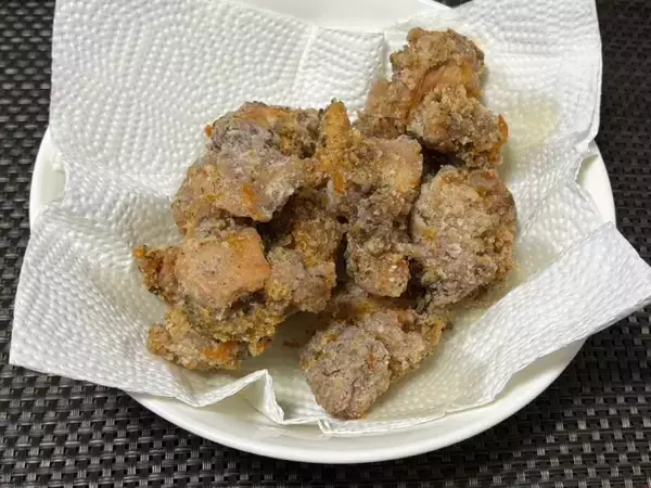 「味付けはゆかりだけ！斬新発想の「ゆかりだけ唐揚げ」作ってみた」の画像