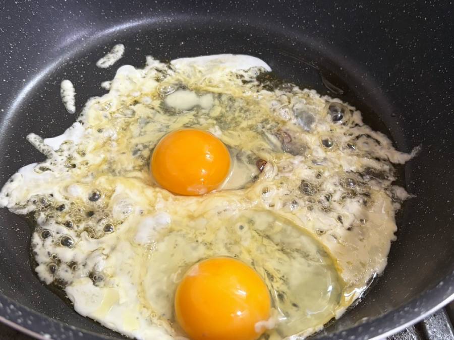 海外で1000万回再生のバズり飯　未知なるウマさ「ホットハニーエッグ」を実際に作ってみた