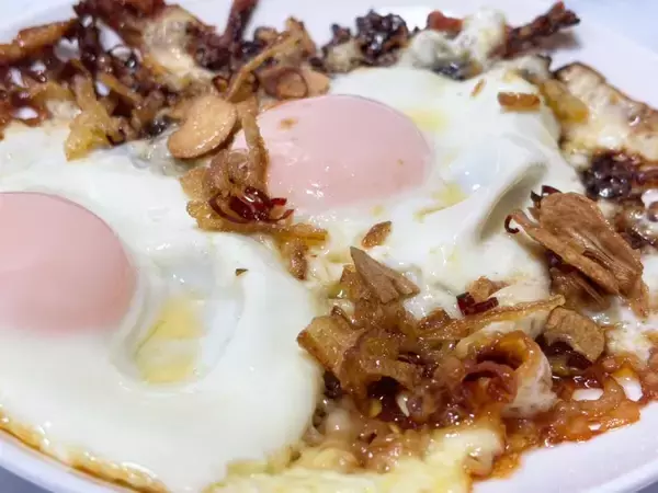 「海外で1000万回再生のバズり飯　未知なるウマさ「ホットハニーエッグ」を実際に作ってみた」の画像
