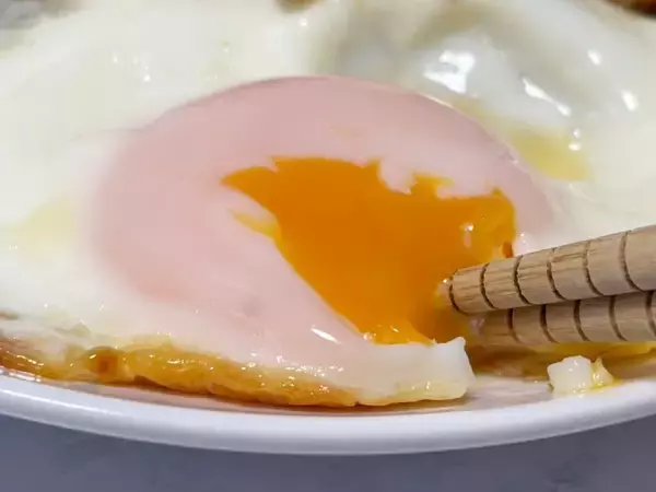 「海外で1000万回再生のバズり飯　未知なるウマさ「ホットハニーエッグ」を実際に作ってみた」の画像