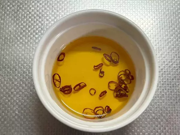 「海外で1000万回再生のバズり飯　未知なるウマさ「ホットハニーエッグ」を実際に作ってみた」の画像