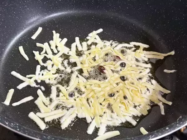 「海外で1000万回再生のバズり飯　未知なるウマさ「ホットハニーエッグ」を実際に作ってみた」の画像