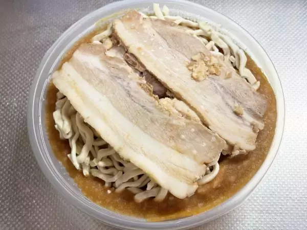 「総重量約810gの圧倒的ボリューム　セブン「濃厚G系ラーメン」でG系デビューしてみた」の画像