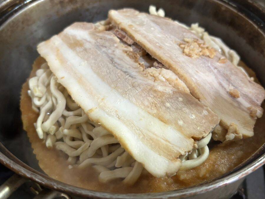 総重量約810gの圧倒的ボリューム　セブン「濃厚G系ラーメン」でG系デビューしてみた