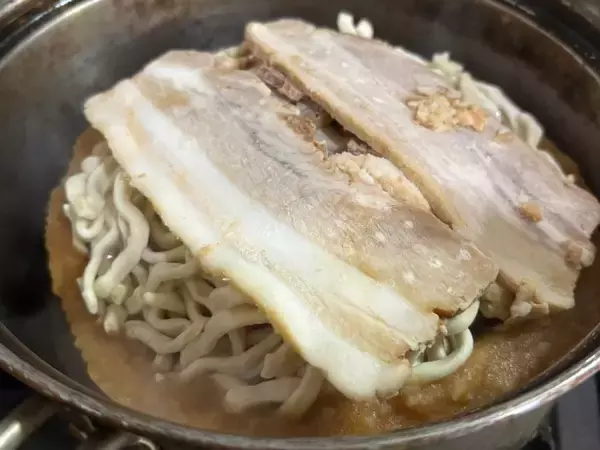 「総重量約810gの圧倒的ボリューム　セブン「濃厚G系ラーメン」でG系デビューしてみた」の画像
