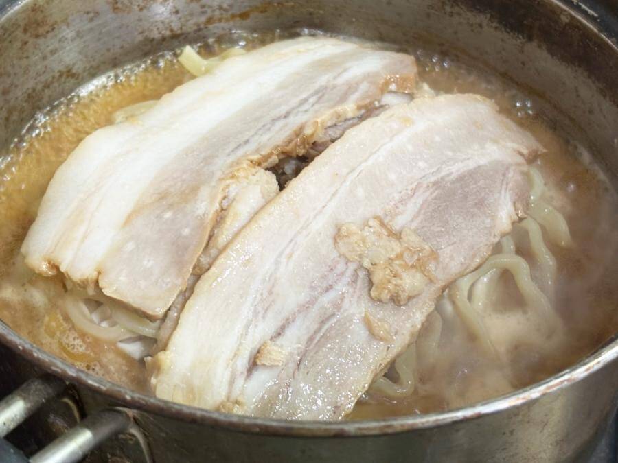 総重量約810gの圧倒的ボリューム　セブン「濃厚G系ラーメン」でG系デビューしてみた