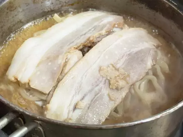 「総重量約810gの圧倒的ボリューム　セブン「濃厚G系ラーメン」でG系デビューしてみた」の画像