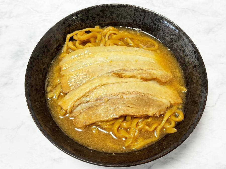 総重量約810gの圧倒的ボリューム　セブン「濃厚G系ラーメン」でG系デビューしてみた