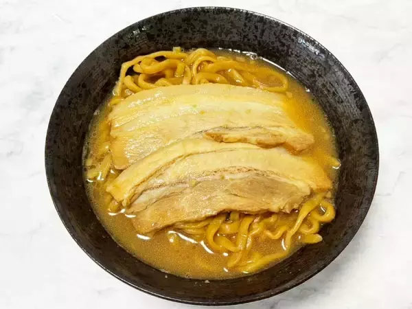 「総重量約810gの圧倒的ボリューム　セブン「濃厚G系ラーメン」でG系デビューしてみた」の画像