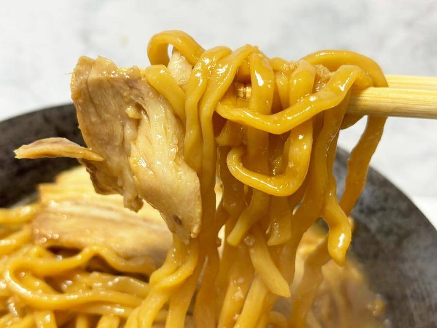 総重量約810gの圧倒的ボリューム　セブン「濃厚G系ラーメン」でG系デビューしてみた