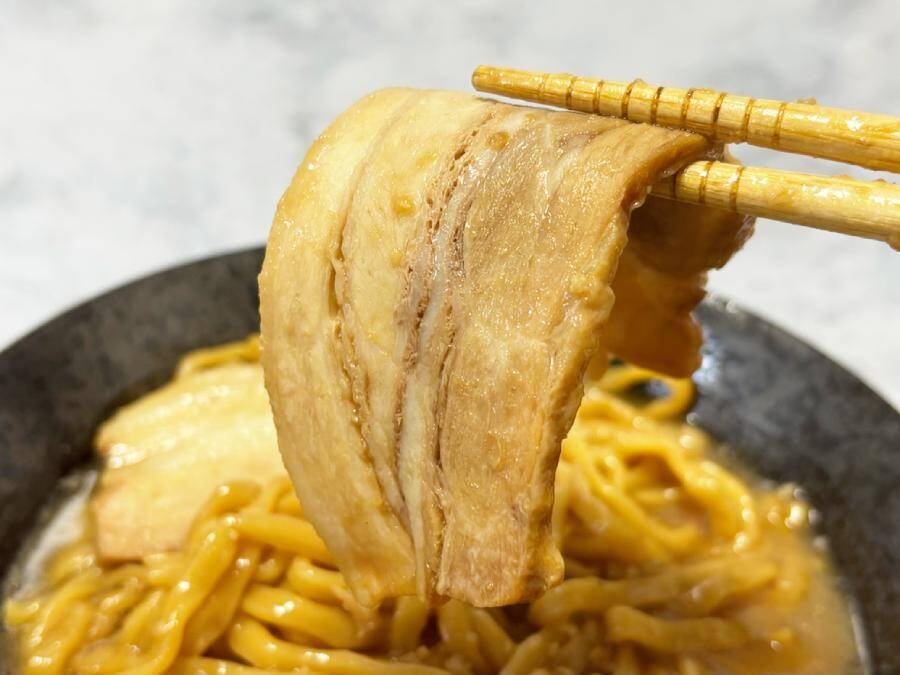 総重量約810gの圧倒的ボリューム　セブン「濃厚G系ラーメン」でG系デビューしてみた