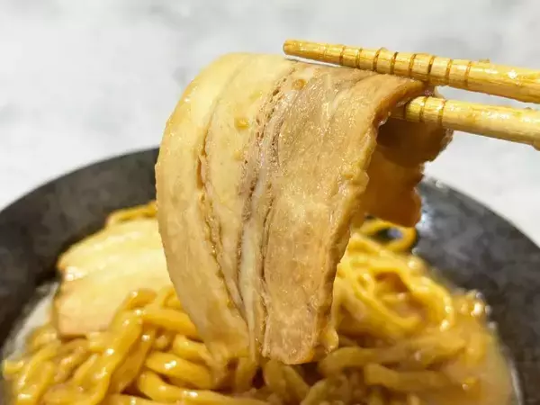「総重量約810gの圧倒的ボリューム　セブン「濃厚G系ラーメン」でG系デビューしてみた」の画像