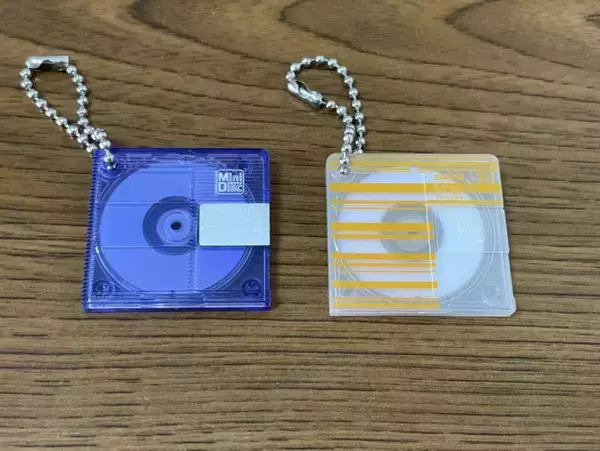 「平成レトログッズ「MD」がミニチュアチャームに！ど真ん中世代が実物レビュー」の画像
