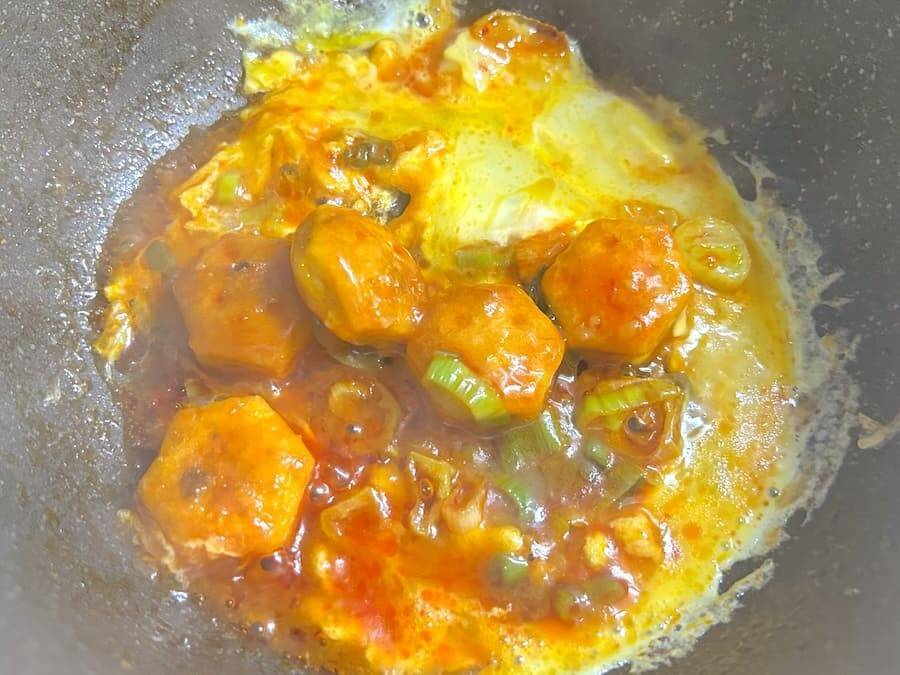 エビの代わりに「パイの実」投入！ロッテ公式が送るエビチリアレンジに目を疑う