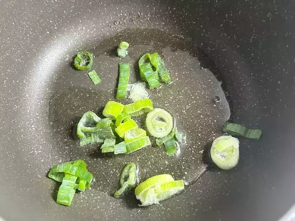 「エビの代わりに「パイの実」投入！ロッテ公式が送るエビチリアレンジに目を疑う」の画像