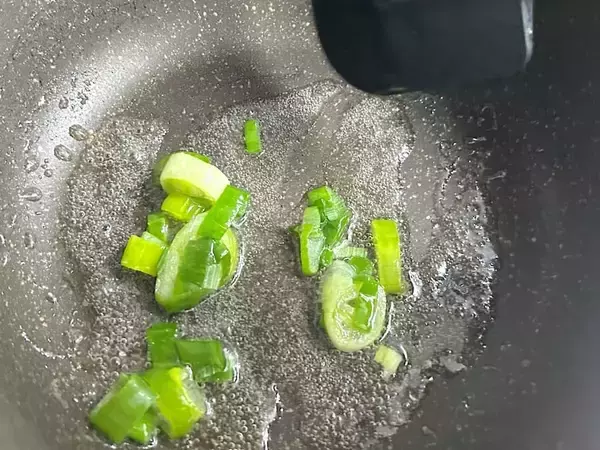 「エビの代わりに「パイの実」投入！ロッテ公式が送るエビチリアレンジに目を疑う」の画像